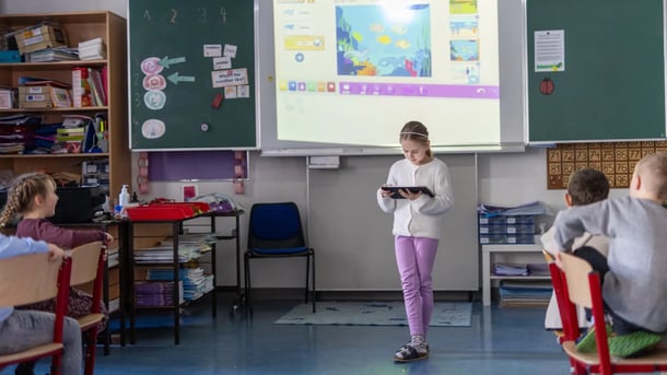 21st Century-Skills_Kind_präsentiert_mit_iPad