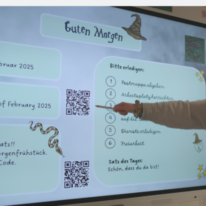 Volksschullehrerin-zeigt-etwas-an-der-Tafel