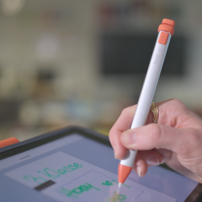 Lehrkraft-mit-Tablet-und-Logitech-Crayon-im-Klassenzimmer