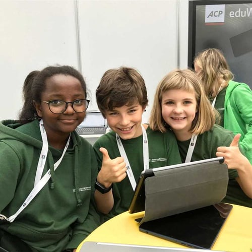 SchülerInnen beim Arbeiten mit edu-iPads