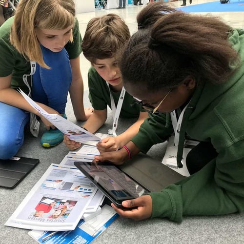 SchülerInnen beim Arbeiten mit edu-iPads