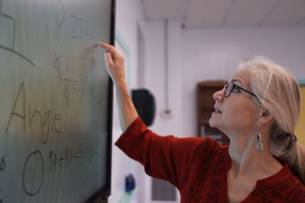 Lehrkraft mit Smartboard