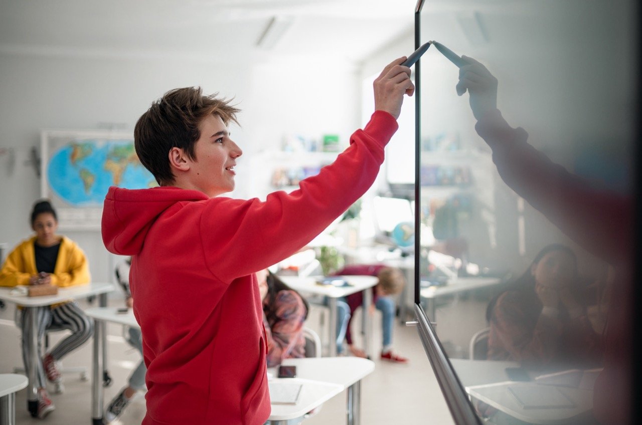 Schüler-schreibt-am-Smartboard