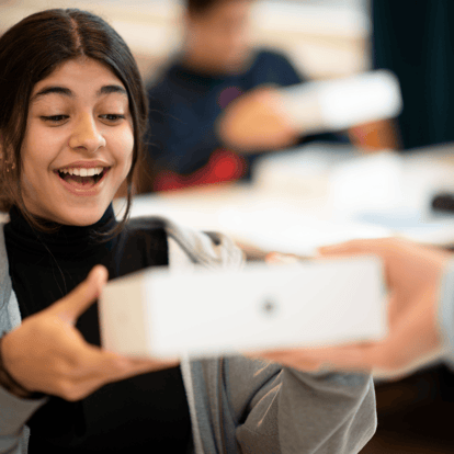 Schülerin bekommt ein iPad für den Unterricht