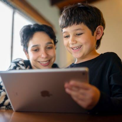 eduWERK-Blog_Autistischer-Schüler-mit-iPad
