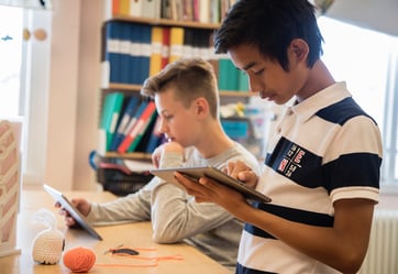 eduWERK-Blog_Schüler mit iPad im Unterricht