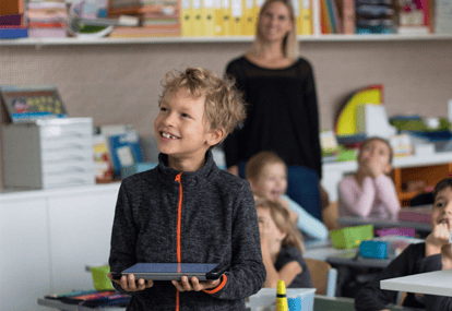 eduWERK-Blog_Schüler zeigt ein Beispiel via Apple TV