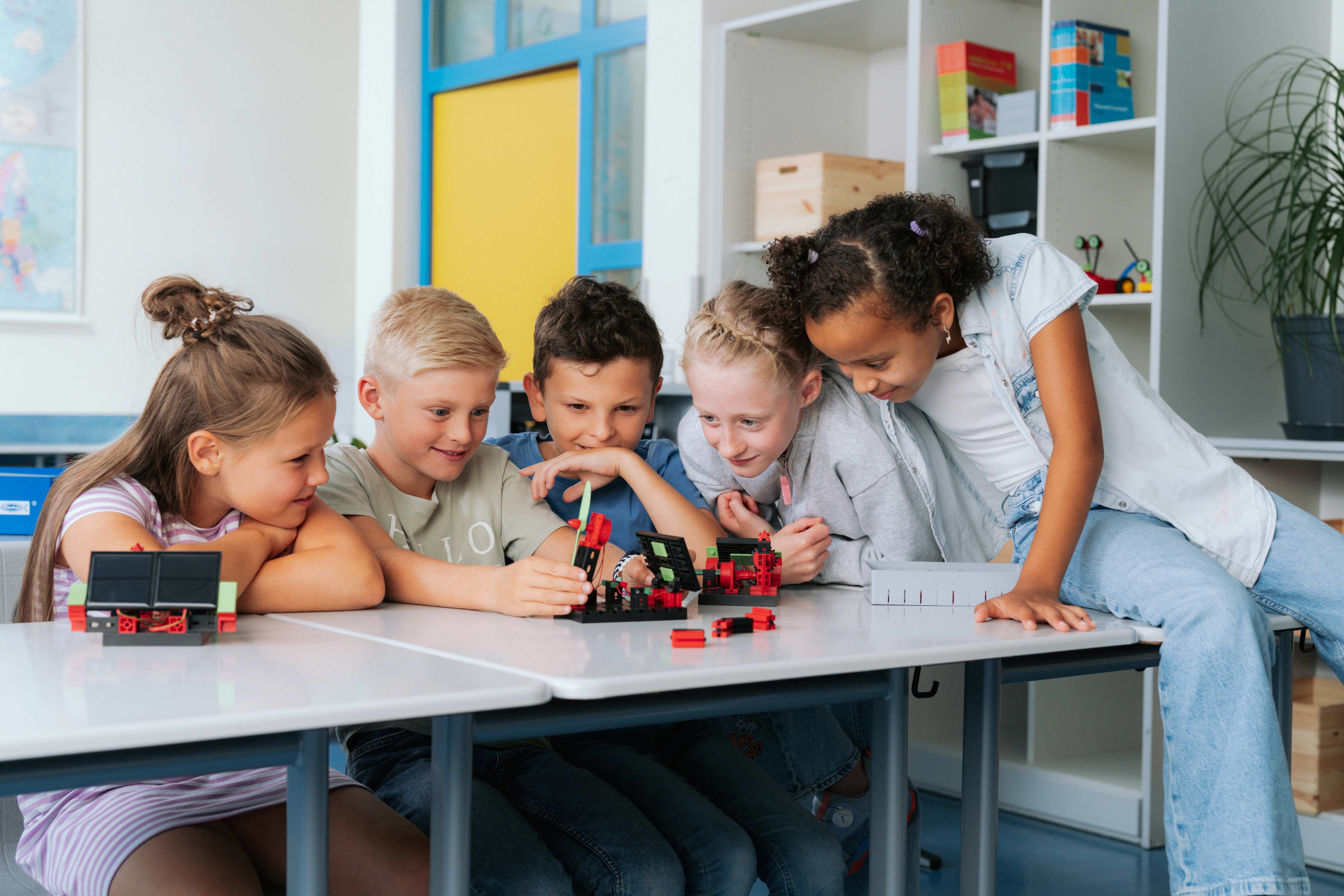 eduWERK_Robotik-im-Unterricht-Schüler-programmieren-Roboter-mit-fischertechnik