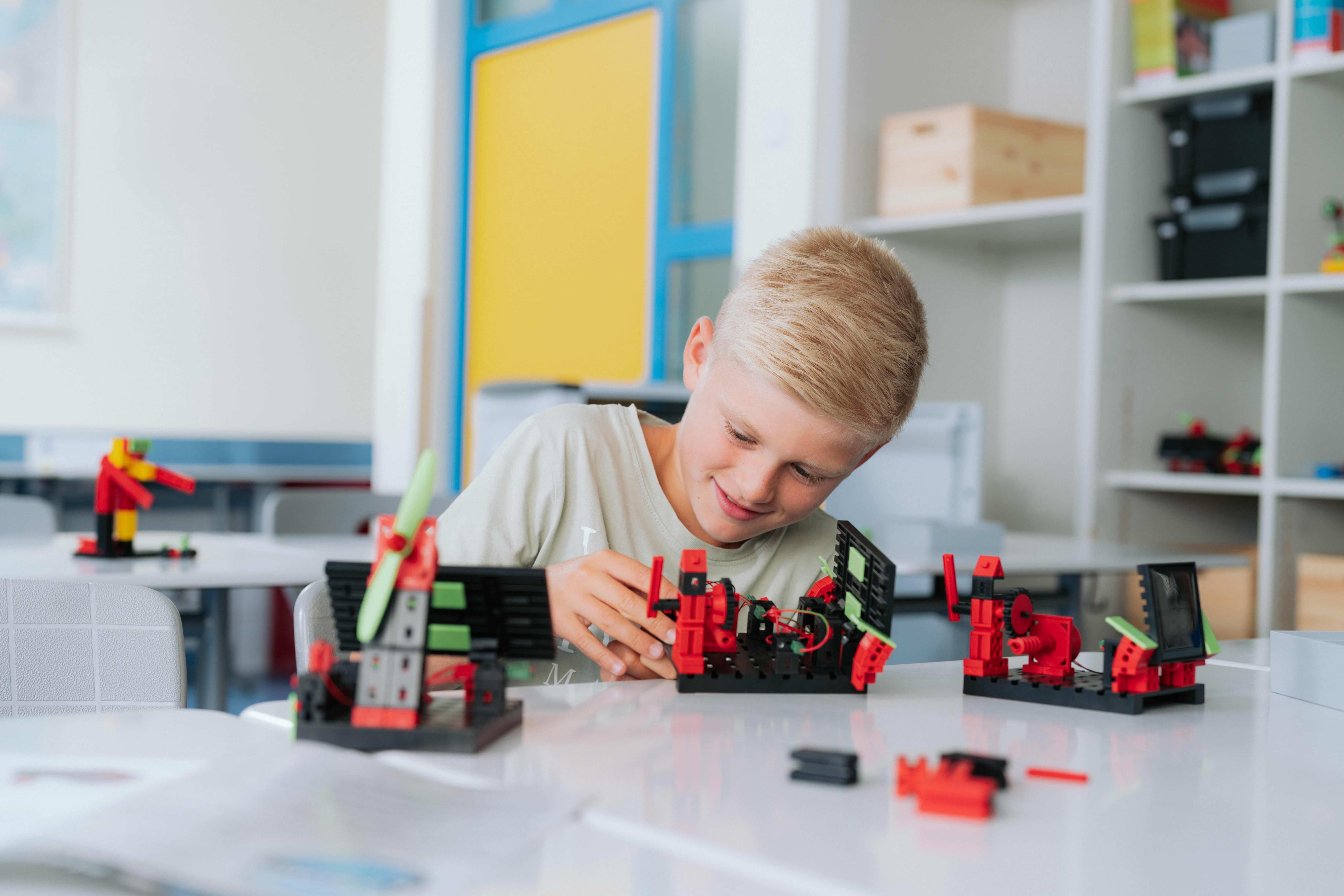 eduWERK_Robotik-im-Unterricht-Schüler-programmiert-mit-Fischertechnik
