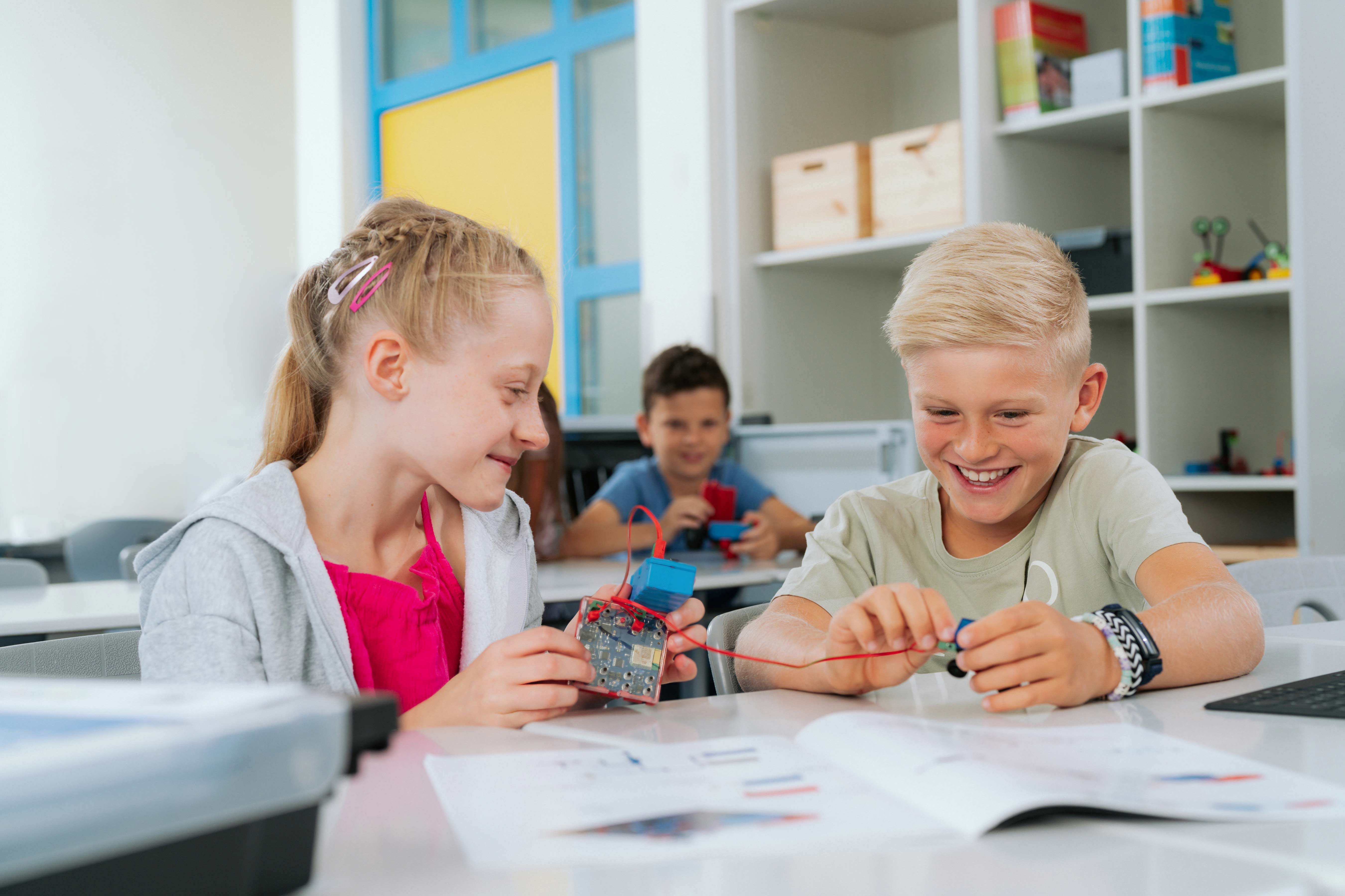 eduWERK_Robotik-im-Unterricht-Schüler-testen-Robotik-im-Unterricht-aus
