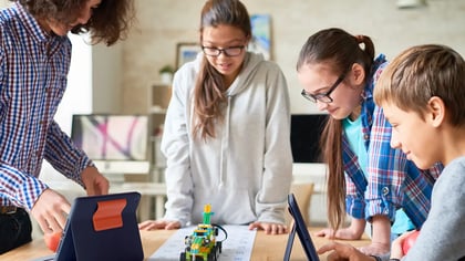 Schüler und Schülerinnen beim Programmiren die ein iPad mit der Rugged Combo Tastatur benutzen.