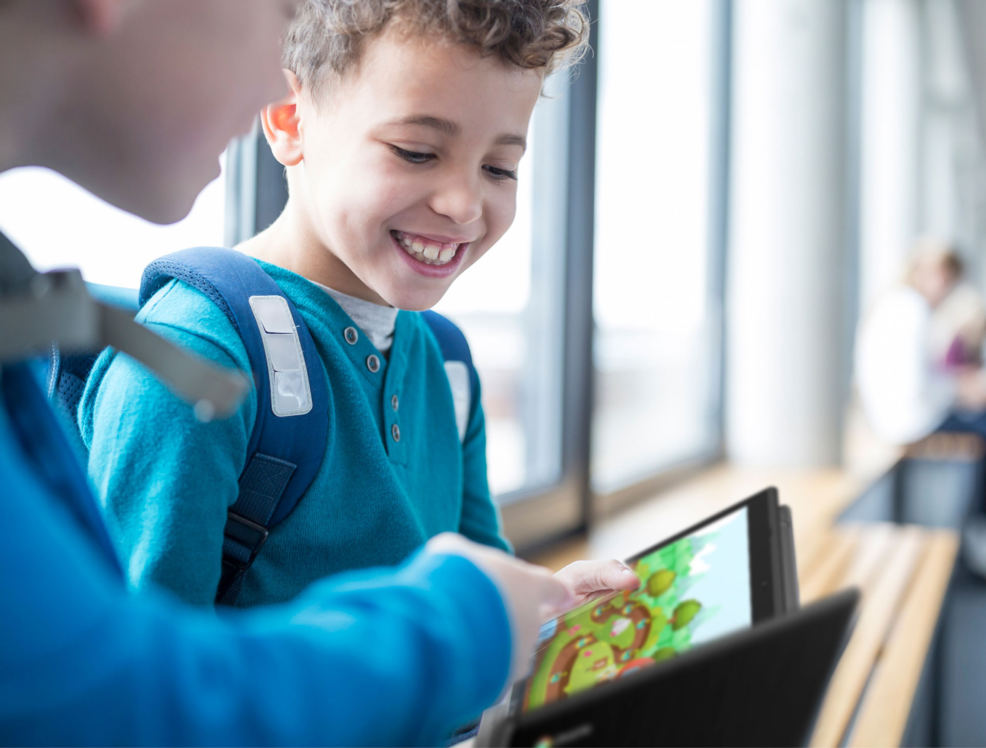 Schüler arbeitet mit Google Chromebook